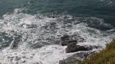 Deniz dalgaları deniz yığınına çarpar ve deniz köpüğü oluşturur. Pacitan, Endonezya 'daki Klayar Sahili manzarası
