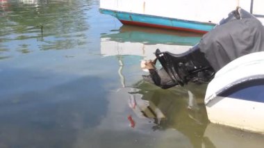 Dış motorun yakın görüntüsü tekneler için bir itme sistemidir.