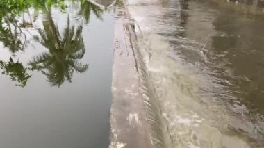 Nehirlerden akan sular, caddelerde sellere neden oluyor.