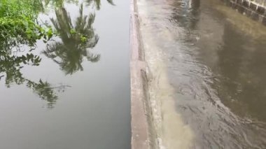 Nehirlerden akan sular, caddelerde sellere neden oluyor.