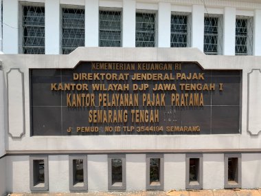 Semarang, Endonezya - 24 Aralık 2023: Semarang Tengah bölgesinin Vergi Dairesi ön binası