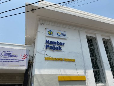 Semarang, Endonezya - 24 Aralık 2023: Semarang Tengah bölgesinin Vergi Dairesi ön binası