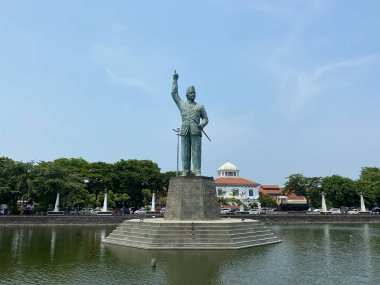 Semarang, Endonezya - 24 Aralık 2023: Tawang Polder, Tawang 'da bir set, Hollanda sömürge döneminin kalıntıları, ortada Başkan Soekarno heykeli, arka planda Tawang Tren İstasyonu binası