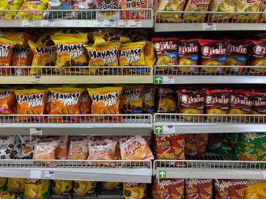 Semarang, Endonezya - 11 Kasım 2023: Endonezya 'da çeşitli markalar, süpermarket raflarında sergilendi