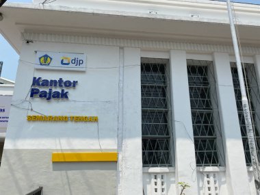 Semarang, Endonezya - 24 Aralık 2023: Semarang Tengah bölgesinin Vergi Dairesi ön binası