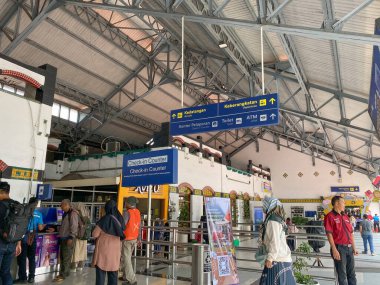Semarang, Endonezya - 24 Aralık 2023: Semarang Tawang Tren İstasyonunda kayıt gişesi
