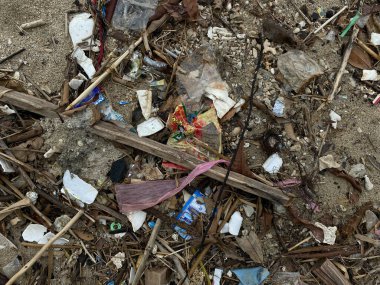 Jepara, Endonezya - 3 Şubat 2024: Teluk Awur Sahili 'nde atık bulunan kirli plaj, düz ya da üst manzara