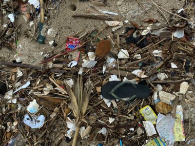 Jepara, Endonezya - 3 Şubat 2024: Teluk Awur Sahili 'nde atık bulunan kirli plaj, düz ya da üst manzara