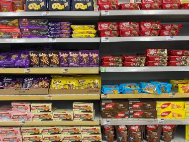 Semarang, Endonezya - 11 Kasım 2023: Endonezya 'da süpermarket raflarında sergilenen çeşitli tatlı abur cuburlar