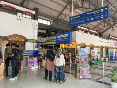 Semarang, Endonezya - 24 Aralık 2023: Semarang Tawang Tren İstasyonunda kayıt gişesi