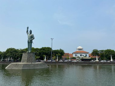 Semarang, Endonezya - 24 Aralık 2023: Tawang Polder, Tawang 'da bir set, Hollanda sömürge döneminin kalıntıları, ortada Başkan Soekarno heykeli, arka planda Tawang Tren İstasyonu binası