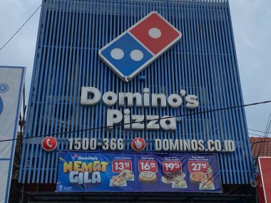 Semarang, Endonezya - 24 Şubat 2024: Domino 's Pizza mağazasının ön binası