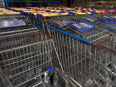 Semarang, Endonezya - 11 Nisan 2024: Birkaç sıra alışveriş arabası veya süpermarket tramvayı