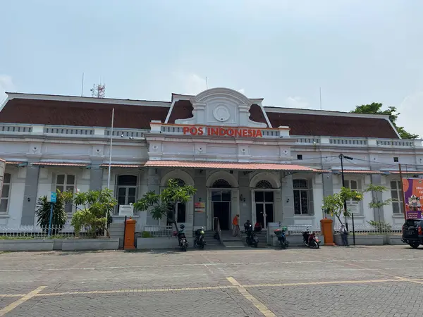 Semarang, Endonezya - 24 Aralık 2023: Kota Lama bölgesinde Pos Endonezya binası. Pos Endonezya, Endonezya merkezli bir devlet şirketidir.