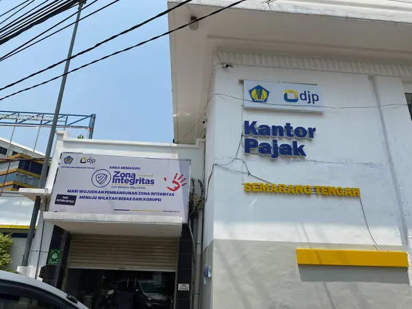 Semarang, Endonezya - 24 Aralık 2023: Semarang Tengah bölgesinin Vergi Dairesi ön binası
