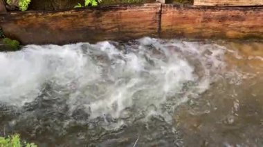 Nehir akıntılarına ya da su dalgalarına yakından bak. Tahta kenarı akan temiz temiz su.