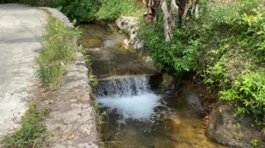 Yükseklik farkından dolayı küçük nehirde kısa şelale