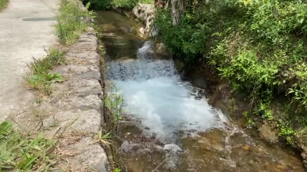 Cascade courte sur petite rivière en raison de la différence de hauteur