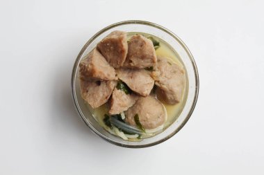 Endonezya köftesi, büyük ve küçük köfteler, erişte ve et suyuyla servis edilir. Şeffaf bir kasede, beyaz arka planda izole edilmiş. Küçük bir parça. Düz ya da üst görünüm