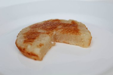 Wingko babat, Endonezya 'dan geleneksel aperatif, hindistan cevizinden yapılır. Beyaz arkaplanda izole