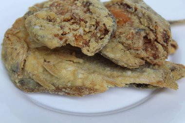 Kızarmış balık. Endonezya 'da Gereh veya Ikan Asin olarak adlandırılan tuzlama yöntemi, yarısı kesilmiş un kaplı balıkları korudu. Beyaz arkaplanda izole