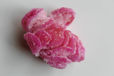 Manisan Pala, ya da hindistan cevizi meyvesi, Endonezya 'dan atıştırmalık. Çiçek şeklinde, kurumuş, kristal şekerle kaplanmış, beyaz arka planda izole edilmiş.