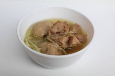 Endonezya köftesi, büyük ve küçük köfteler, erişte ve et suyuyla servis edilir. Beyaz kasede, beyaz arka planda izole edilmiş. Küçük bölüm