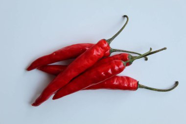Yeşil saplı taze kırmızı biber, beyaz arka planda izole edilmiş.