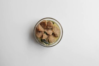 Endonezya köftesi, büyük ve küçük köfteler, erişte ve et suyuyla servis edilir. Şeffaf bir kasede, beyaz arka planda izole edilmiş. Küçük bir parça. Düz ya da üst görünüm