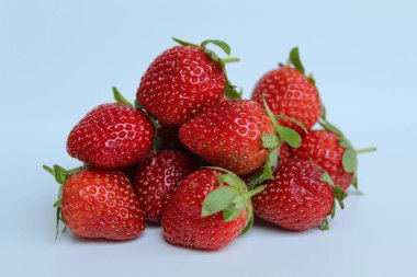 Beyaz arka planda izole edilmiş taze çilekler.