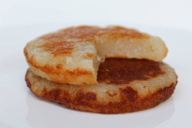 Wingko babat, Endonezya 'dan geleneksel aperatif, hindistan cevizinden yapılır. Beyaz arkaplanda izole