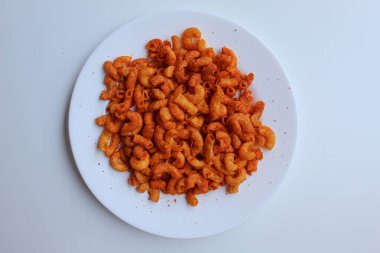 Baharatlı küçük makarna krakerleri, beyaz arka planda, beyaz arka planda izole, düz ya da üst görünümde.