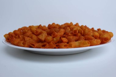 Baharatlı küçük makarna krakerleri, beyaz arka planda, beyaz arka planda izole edilmiş, kenar manzaralı.