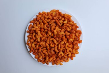 Baharatlı küçük makarna krakerleri, beyaz arka planda, beyaz arka planda izole, düz ya da üst görünümde.