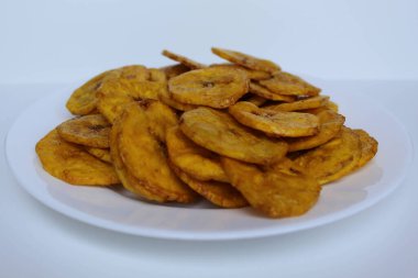 Beyaz tabakta muz parçacıkları, beyaz arka planda izole edilmiş.