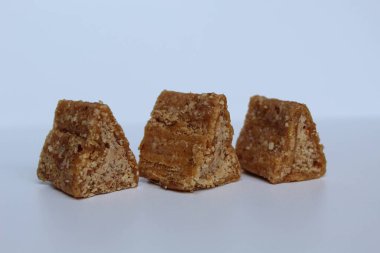 Üçgen şeklinde büyümek. Endonezya 'nın geleneksel atıştırmalıkları şekerle karıştırılmış ezilmiş fıstık ezmeleridir. Beyaz arkaplanda izole