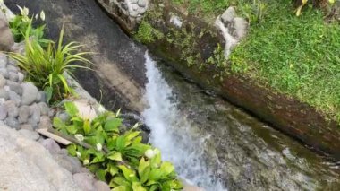 Su hendekte ya da asfaltlı nehirde akıyor.