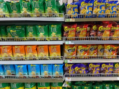 Semarang, Endonezya - 11 Kasım 2023: Endonezya 'da çeşitli markalar, süpermarket raflarında sergilendi