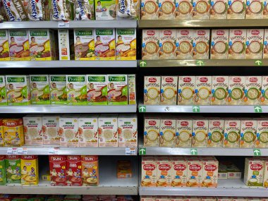 Semarang, Endonezya - 11 Kasım 2023: Endonezya 'da bebek hazır lapa markaları, süpermarket raflarında sergilendi