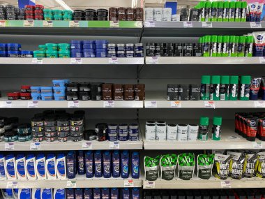 Semarang, Endonezya - 11 Kasım 2023: Endonezya 'da süpermarket raflarında sergilenen çeşitli erkek saç kremi, şampuan ve insan tımar ürünleri