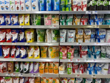 Semarang, Endonezya - 7 Ekim 2023: Endonezya 'da satılan çeşitli sıvı vücut sabunları, süpermarket raflarında sergilenmektedir.