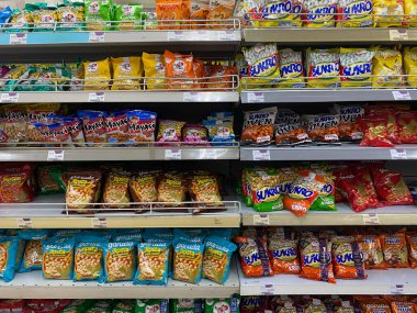 Semarang, Endonezya - 11 Kasım 2023: Endonezya 'da çeşitli çerez markaları süpermarket raflarında sergilendi