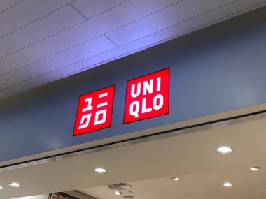 Semarang, Endonezya - 29 Kasım 2023: Alışveriş merkezinin girişinde Uniqlo işareti