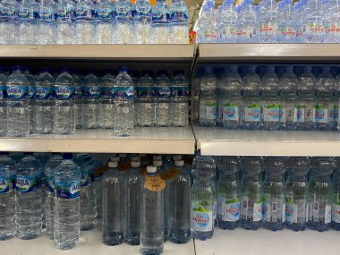Semarang, Endonezya - 11 Kasım 2023: Endonezya 'da çeşitli maden suyu markaları, süpermarket raflarında sergilendi