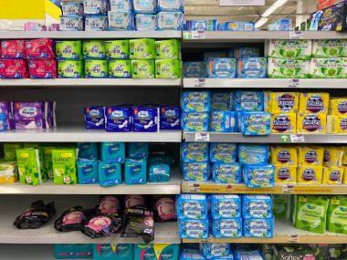 Semarang, Endonezya - 11 Kasım 2023: Endonezya 'da satılan çeşitli adet pedleri süpermarket raflarında sergilendi