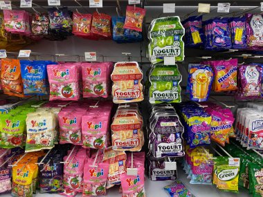 Semarang, Endonezya - 11 Kasım 2023: Endonezya 'da çeşitli şeker markaları süpermarket raflarında sergilendi