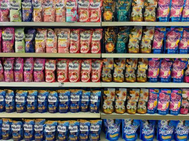 Semarang, Endonezya - 11 Kasım 2023: Endonezya 'da çeşitli yumuşatıcı markalar, süpermarket raflarında sergilendi