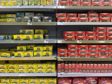 Semarang, Endonezya - 11 Kasım 2023: Endonezya 'da çeşitli çay poşetleri, süpermarket raflarında sergilendi