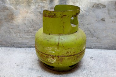 LPG ya da Sıvılaştırılmış Petrol Gazı, Pertamina Endonezya 'dan iç kullanıma satılmak üzere 3 kilogram tüp halinde. Küçük yeşil bir tüp. Semarang, Endonezya, 24 Eylül 2023