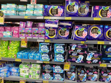 Semarang, Endonezya - 7 Ekim 2023: Endonezya 'da satılan çeşitli adet pedleri, süpermarket raflarında sergilenmektedir.